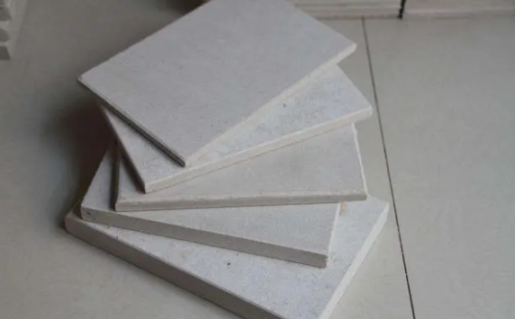 硅酸鈣板比石膏板吊頂好，結(jié)實(shí)耐用還防潮，可為什么用的人不多？