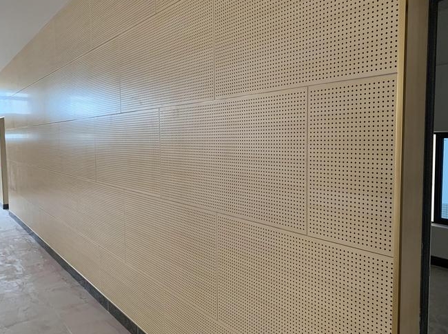 穿孔吸音板：一種多功能的聲學(xué)解決方案  